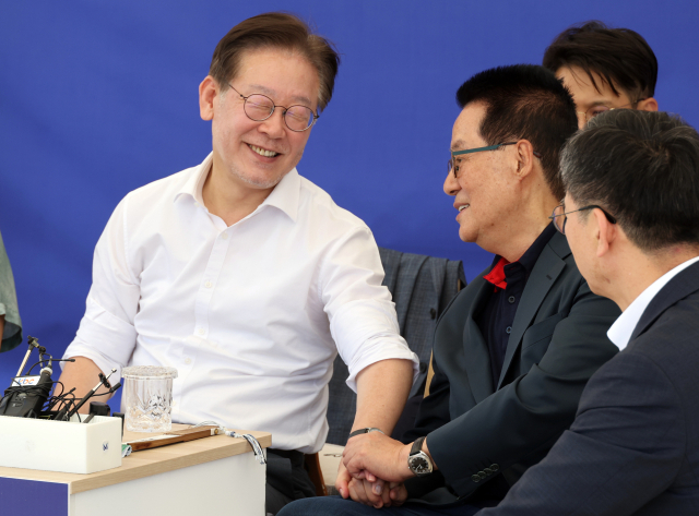 더불어민주당 이재명 대표가 6일 단식 투쟁 중인 국회 본청 앞 천막에서 박지원 전 국가정보원장과 인사하고 있다. 연합뉴스