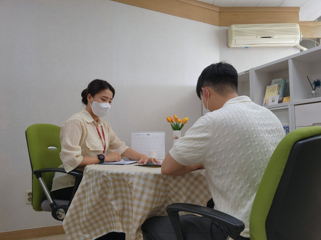8일 오전 10시에 찾은 경북대병원 생명사랑위기대응센터. 센터의 사회복지사는 자살시도자가 응급실에 오면 생명사랑위기대응센터 사회복지사는 응급의가 치료를 마치는 즉시 응급실에 투입돼 사후관리를 시작한다. 경북대병원 생명사랑위기대응센터 제공