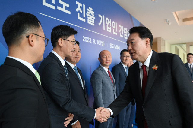 윤석열 대통령이 10일(현지시간) 뉴델리 한 호텔에서 열린 인도 진출 기업인 오찬 간담회에서 참석 기업인들과 악수하고 있다. 연합뉴스