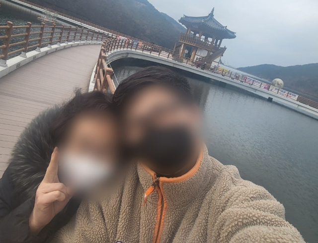고인이 된 A씨와 그의 어머니 B씨. 지난해 초 대구 달성군의 송해공원에서 함께 찍은 사진. 유족 제공