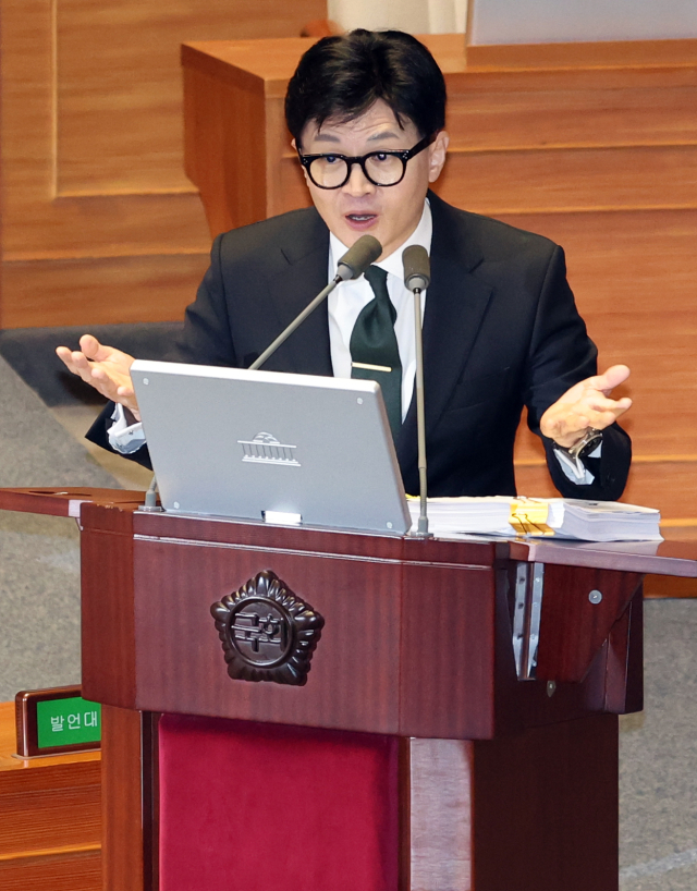 한동훈 법무부 장관이 8일 국회 본회의에서 안민석 의원의 대정부 질문에 답하고 있다. 연합뉴스