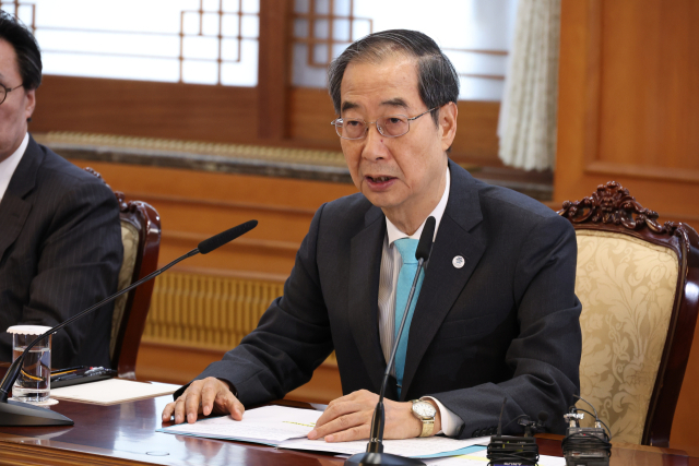 한덕수 국무총리가 8일 정부서울청사에서 열린 한·세르비아 총리회담에서 아나 브르나비치 세르비아 총리와 환담하고 있다. 연합뉴스