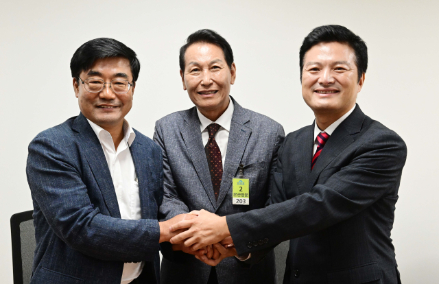 서울 강서구청장 보궐선거 국민의힘 예비후보인 김태우 전 강서구청장(오른쪽부터), 김용성 전 서울시의원, 김진선 강서병 당협위원장이 11일 국회에서 당 공천관리위원회 면접을 기다리고 있다. 연합뉴스