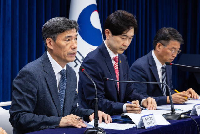 박구연 국무조정실 1차장(왼쪽)이 11일 오전 서울 종로구 정부서울청사에서 열린 후쿠시마 원전 오염수 방류 관련 정부 일일 브리핑에 참석해 오염수 방류 현황을 설명하고 있다. 연합뉴스