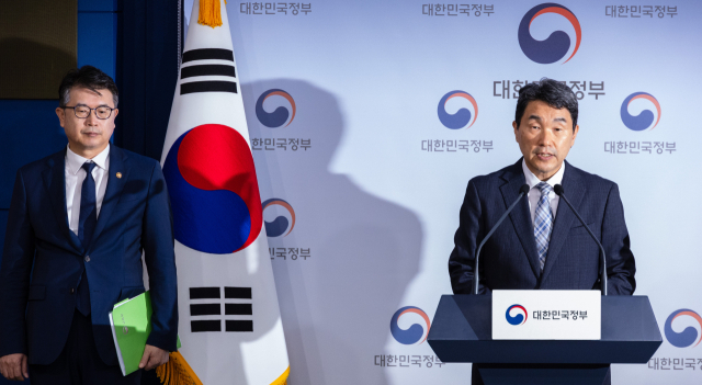 이주호 부총리 겸 교육부 장관이 11일 오후 서울 종로구 정부서울청사 별관에서 교권 보호 4대 입법 촉구 기자회견을 하고 있다. 연합뉴스