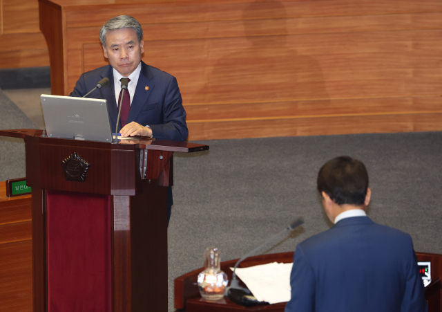 이종섭 국방장관이 6일 국회에서 열린 본회의 대정부질문에 출석, 의원 질의에 답하고 있다. 연합뉴스