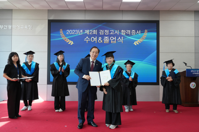 하윤수(왼쪽) 부산시교육감이 11일 오후 부산시교육청 별관에서 열린 