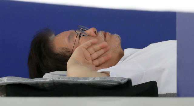 더불어민주당 이재명 대표가 11일 국회 본청 앞 단식 농성 천막에 누워있다. 연합뉴스
