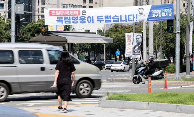 11일 동대구세무서 앞 삼거리교차로에서 우회전 차량들이 보행자 신호를 무시한 채 내달리면서 보행자 안전을 위협하고 있다. 김영진 기자 kyjmaeil@Imaeil.com