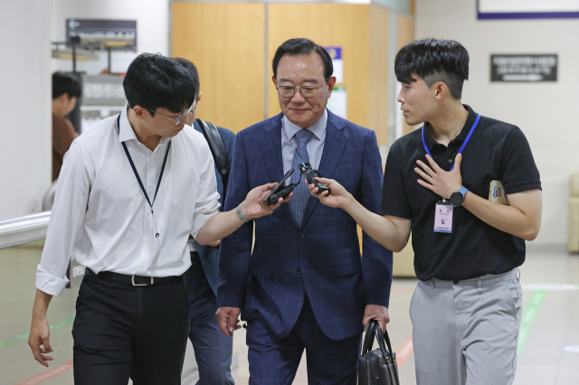 송철호 전 울산시장이 11일 오전 서초구 중앙지방법원에서 열린 문재인 정부 당시 청와대의 울산시장 선거 개입 의혹 관련 1심 속행 공판에 출석하고 있다. 연합뉴스
