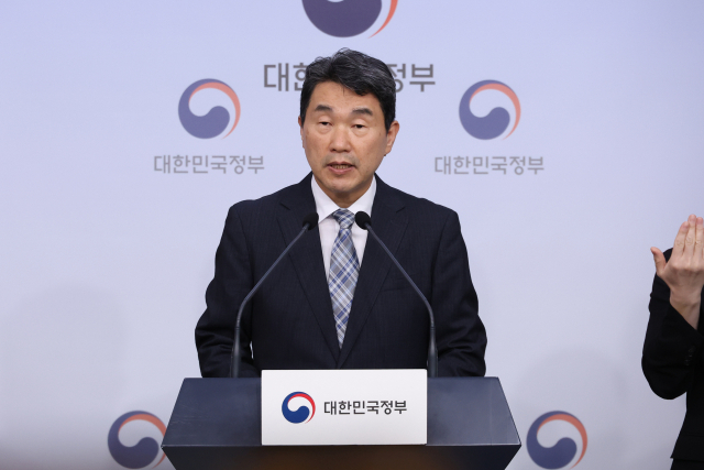 이주호 부총리 겸 교육부 장관이 11일 오후 서울 종로구 정부서울청사 별관에서 교권 보호 4대 입법 촉구 기자회견을 하고 있다. 연합뉴스