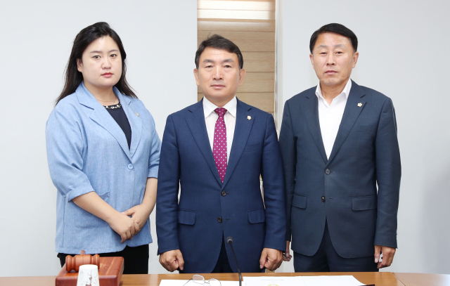 안동시시설관리공단 행정사무조사 특별위원회. 왼쪽부터 김새롬 의원, 김호석 위원장, 김상진 의원. 안동시의회 제공
