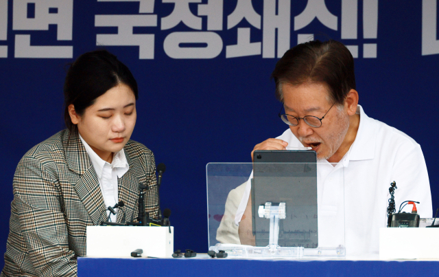 더불어민주당 이재명 대표가 11일 국회 본청 앞 단식농성 천막에서 박지현 전 더불어민주당 공동비대위원장과 이야기를 나누고 있다. 연합뉴스