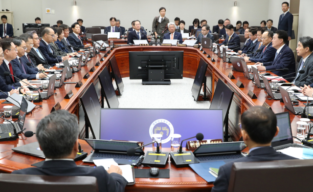 윤석열 대통령이 12일 서울 용산 대통령실 청사에서 국무회의를 주재하고 있다. 연합뉴스