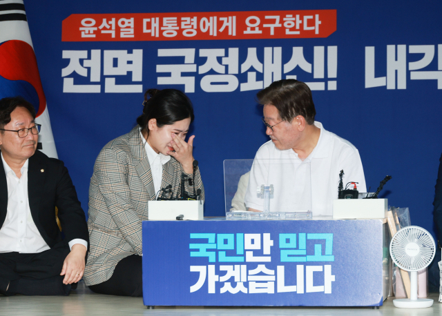 더불어민주당 이재명 대표가 11일 국회 본청 앞 단식농성 천막에서 박지현 전 더불어민주당 공동비대위원장과 이야기를 나누고 있다. 연합뉴스