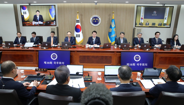 윤석열 대통령이 12일 서울 용산 대통령실 청사에서 열린 국무회의에서 발언하고 있다. 연합뉴스