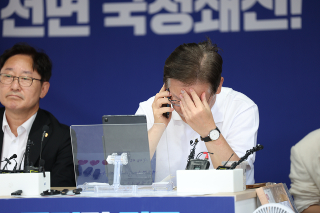 더불어민주당 이재명 대표가 11일 국회 본청 앞 단식농성 천막에서 노무현 전 대통령 부인 권양숙 여사와 통화를 하고 있다. 연합뉴스