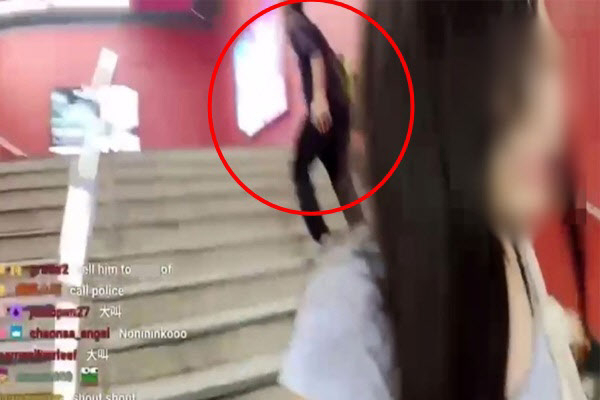 라이브 방송 중이던 한국인 여성에게 성추행을 한 뒤 자리를 뜨는 남성 모습. SCMP