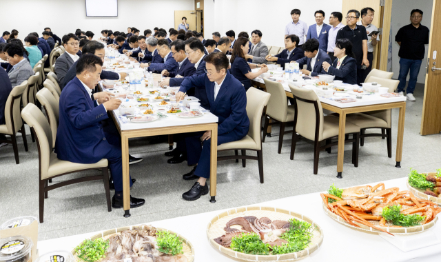 경북도와 경북도의회, 경북도교육청은 12일 경북도의회 의원식당에서 제341회 경북도의회 임시회 폐회를 기념하며 수산물 소비 활성화 시식 행사를 열었다. 경북도 제공