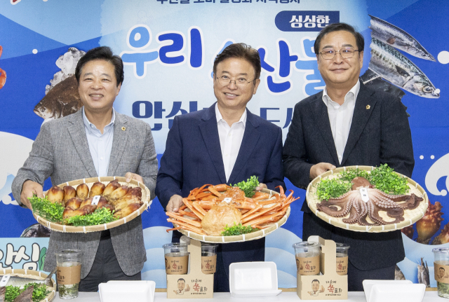 경북도와 경북도의회, 경북도교육청은 12일 경북도의회 의원식당에서 제341회 경북도의회 임시회 폐회를 기념하며 수산물 소비 활성화 시식 행사를 열었다. 경북도 제공