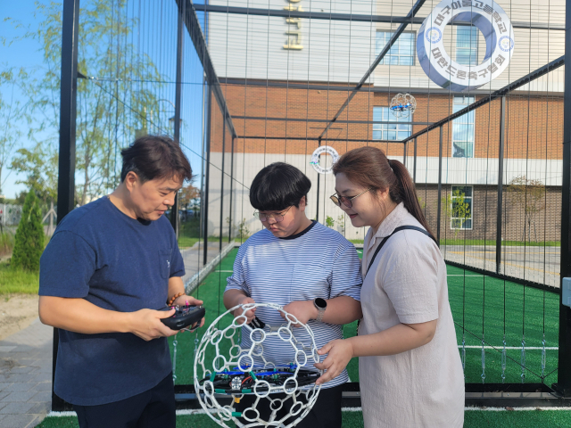지난 8일 오후 4시쯤 대구 북구 복현동에 위치한 이룸고등학교에서 이영은(17) 양의 가족들이 드론을 조작하고 있는 모습. 박성현 기자