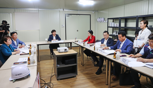 대구시의회 건설교통위원들이 12일 간송미술관 건립 현장에서 공사 관계자로부터 사업 진행 상황에 대해 보고받고 있다. 대구시의회