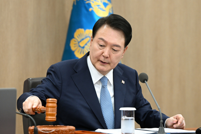 윤석열 대통령이 12일 서울 용산 대통령실 청사에서 열린 국무회의에서 개회선언을 하고 있다. 연합뉴스