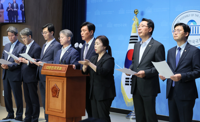 12일 국회 소통관에서 더불어민주당 과방위원들이 국민의힘 규탄 기자회견을 하고 있다. 이날
