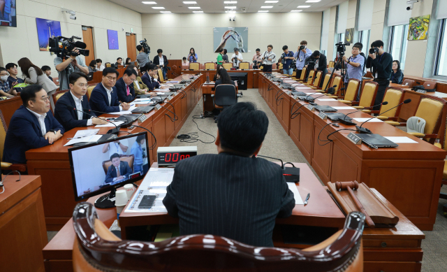 12일 국회 과학기술정보방송통신위원회 전체회의에서 장제원 위원장이 발언하고 있다. 이날 민주당 의원들은 불참했다. 연합뉴스