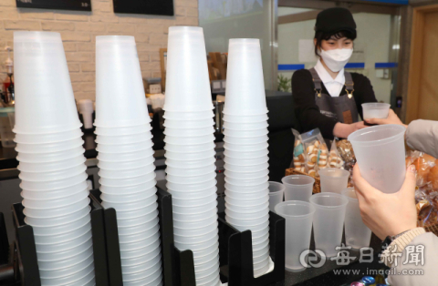 환경부, '일회용컵 보증금제' 전국시행 철회 방침… 지자체 자율로