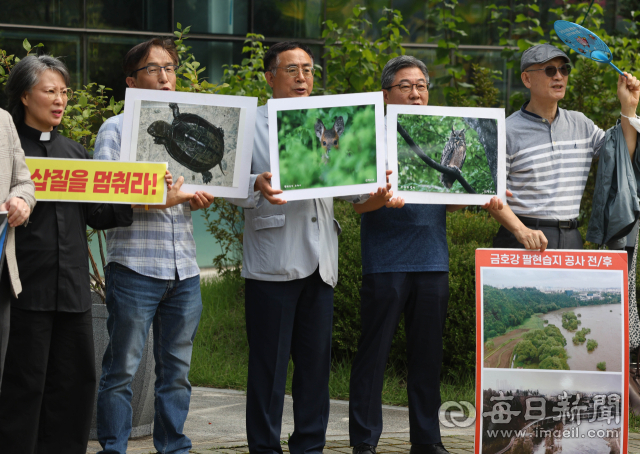 지난 8월 대구 달서구 대곡동 대구지방환경청 앞에서 금호강 난개발 저지 대구경북공동대책위원회가 금호강 팔현습지 산책로 조성 사업의 중단을 촉구하고 졸속으로 이뤄진 환경영향평가에 대한 법적 대응을 예고하는 기자회견을 열고 있다. 매일신문DB