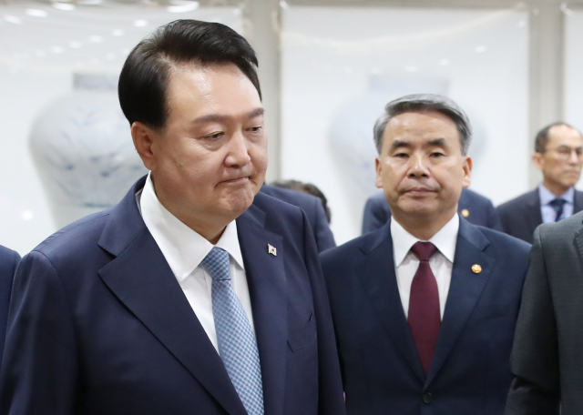 윤석열 대통령이 12일 서울 용산 대통령실 청사에서 열린 국무회의에 입장하고 있다. 오른쪽은 이종섭 국방부 장관. 연합뉴스