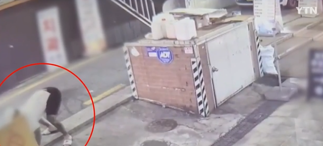 서울 강남에서 외제차량을 주차하다가 시비가 붙은 상대를 흉기로 위협하고 도주한 30대 남성의 체포 당시 모습이 공개됐다. 마약 양성 반응이 나온 해당 남성은 몸을 제대로 가누지도 못하는 상태였다. YTN 보도 캡처