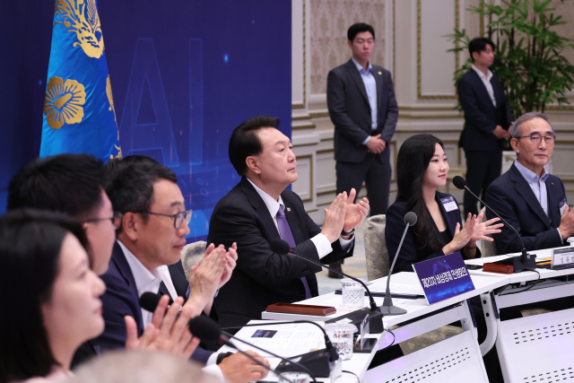 윤석열 대통령이 13일 청와대 영빈관에서 열린 제20차 비상경제민생회의 겸 대한민국 초거대 AI 도약 회의에서 주제 영상을 지켜본 뒤 박수치고 있다. 연합뉴스
