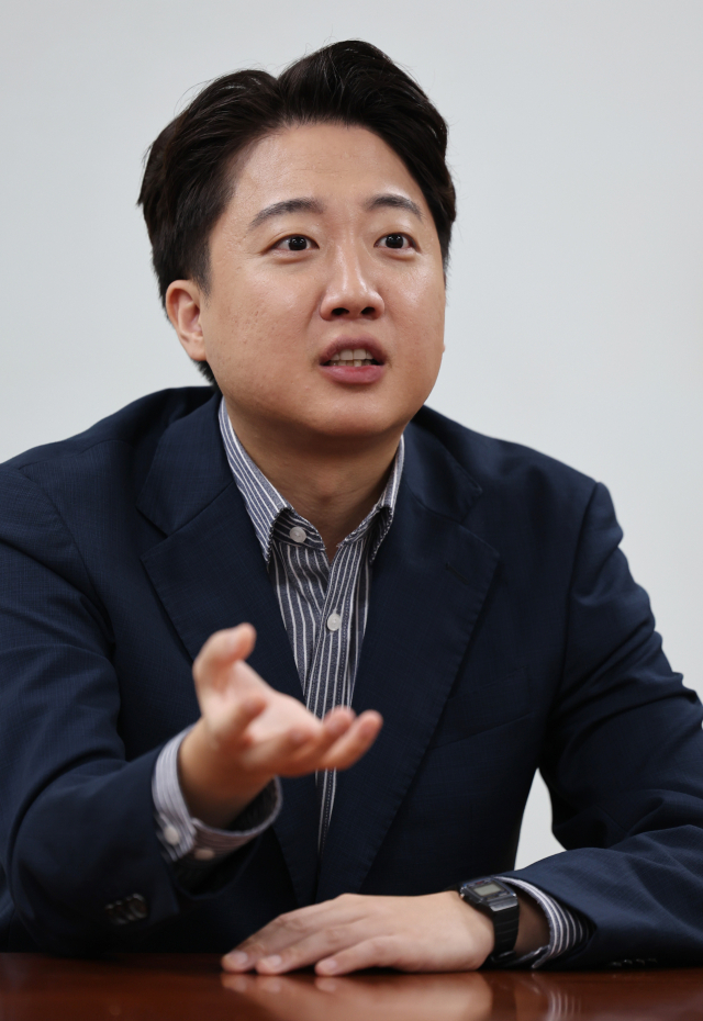 이준석 전 국민의힘 대표가 13일 매일신문사에서 인터뷰를 하고 있다. 김영진 기자 kyjmaeil@imaeil.com