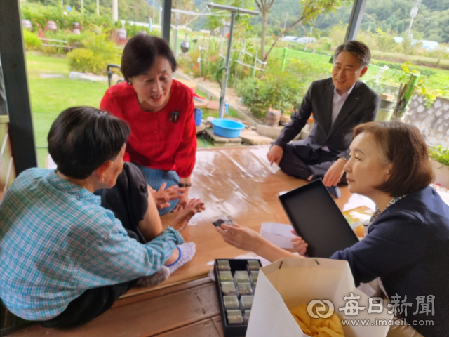 12일 포항시 직원들이 위안부 생존자인 북구 죽장면 A 할머니 집을 찾아 추석 선물을 전달하고 있다. 포항시 제공