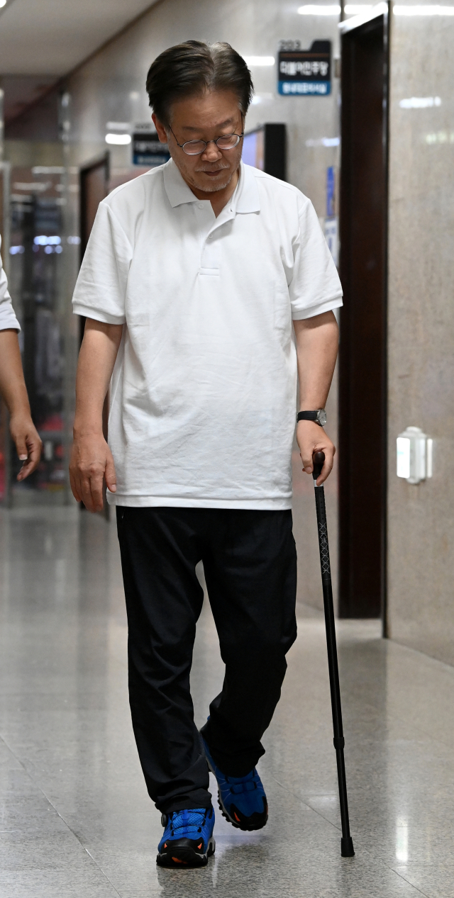 단식 14일째인 더불어민주당 이재명 대표가 13일 국회에서 대표실로 이동하고 있다. 연합뉴스