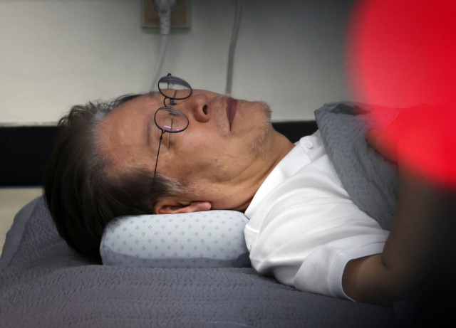 단식 14일째인 더불어민주당 이재명 대표가 13일 국회 사무실에 누워 있다. 연합뉴스