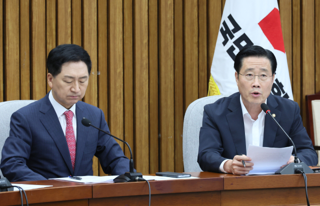 국회 교육위 여당 간사인 이태규 의원이 13일 국회에서 열린 교권회복과 강화를 위한 국민의힘-교원단체 간담회에서 발언하고 있다. 왼쪽은 김기현 대표. 연합뉴스