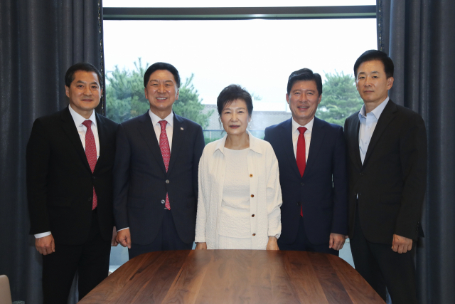 지난달 13일 김기현 국민의힘 대표가 지도부와 함께 대구 달성군 사저에 머물고 있는 박근혜 전 대통령을 예방했다. 박 전 대통령이 2021년 말 신년특별사면으로 석방된 이후 국민의힘 지도부와 만나는 것은 처음이었다.