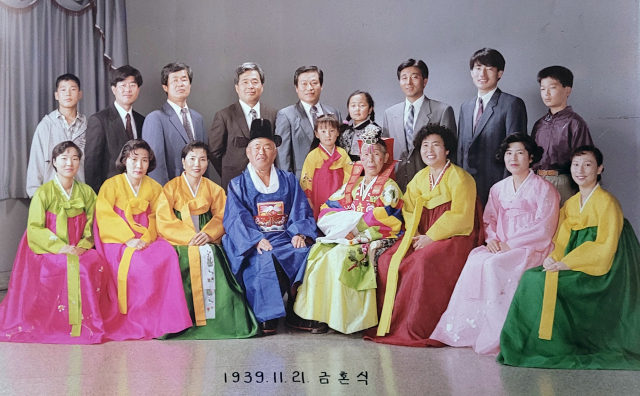 1989년 11월 21일 부모님인 정준모, 김해숙 씨의 금혼식 때 촬영한 가족사진. 앞줄 왼쪽에서 네번째가 아버지 고 정준모 씨, 다섯번째가 어머니 고 김해숙 씨, 일곱번째가 정정순 씨. 가족 제공.