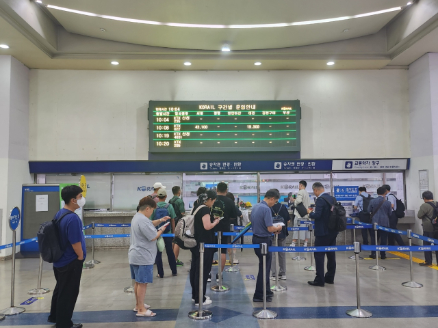 전국철도노조가 총파업을 예고한 14일, 오전 동대구역은 기차표를 구하려는 시민들로 붐볐다. 이날 우려하던 