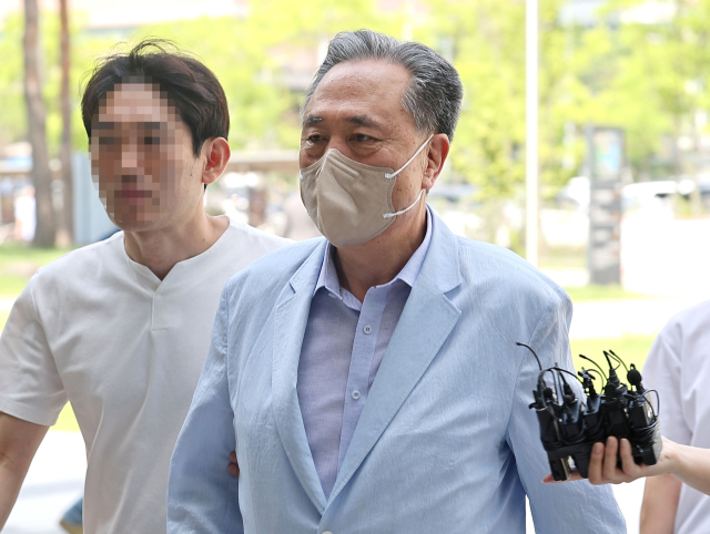 새마을금고중앙회의 펀드 출자 과정에서 금품을 수수한 의혹을 받는 박차훈 새마을금고중앙회장이 17일 오후 구속 전 피의자 심문(영장심사)을 받기 위해 서울동부지법으로 들어서고 있다. 연합뉴스