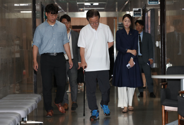 15일째 단식 중인 더불어민주당 이재명 대표가 14일 오전 국회 당 대표실에서 잠시 나와 복도를 지나고 있다. 연합뉴스