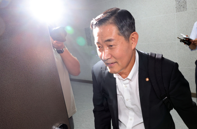 신원식 국방부 장관 후보자가 14일 국회 의원회관 사무실로 출근하고 있다. 연합뉴스