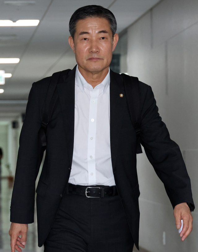 신원식 국방부 장관 후보자가 14일 국회 의원회관 사무실로 출근하고 있다. 연합뉴스