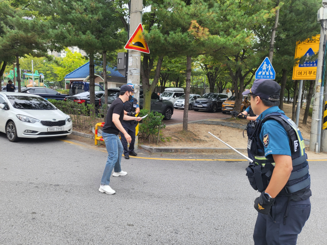 경북 구미경찰서는 소규모 금융기관 대상 강력범죄 대응을 위해 경찰, 사설경비업체, 금융기관 합동 모의훈련(FTX)를 실시했다. 구미경찰서 제공