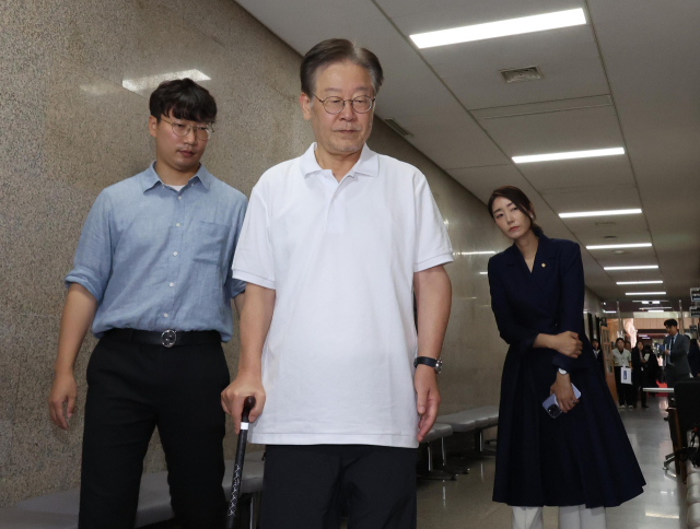 단식 15일차인 이재명 더불어민주당 대표가 14일 국회 당대표실 앞을 걸어가고 있다. 연합뉴스