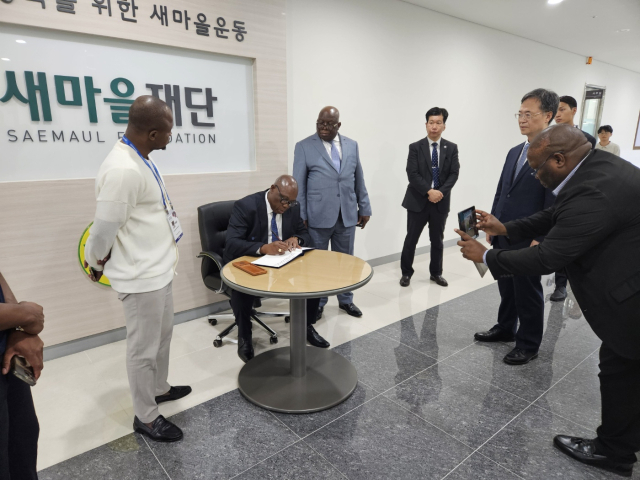 펠릭수 모루우(Felix MOLOUA) 중앙아프리카공화국 국무총리가 새마을재단을 방문해 새마을세계화사업과 새마을운동 발전과정에 대해 논의했다. 새마을재단 제공