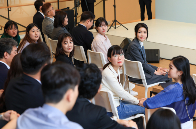 윤석열 대통령 부인 김건희 여사가 15일 서울 중구 커뮤니티하우스 마실에서 열린 